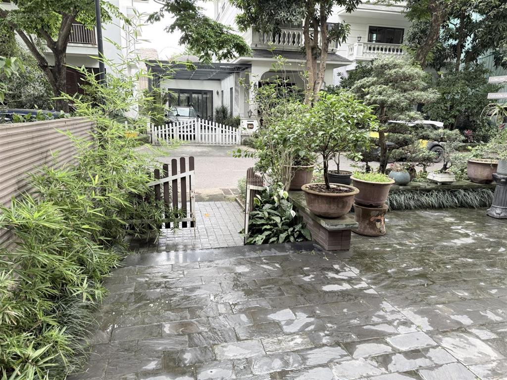 Cho thuê biệt thự song lập góc vườn tùng đầy đủ nội thất, giá thuê 35tr/th ở được luôn