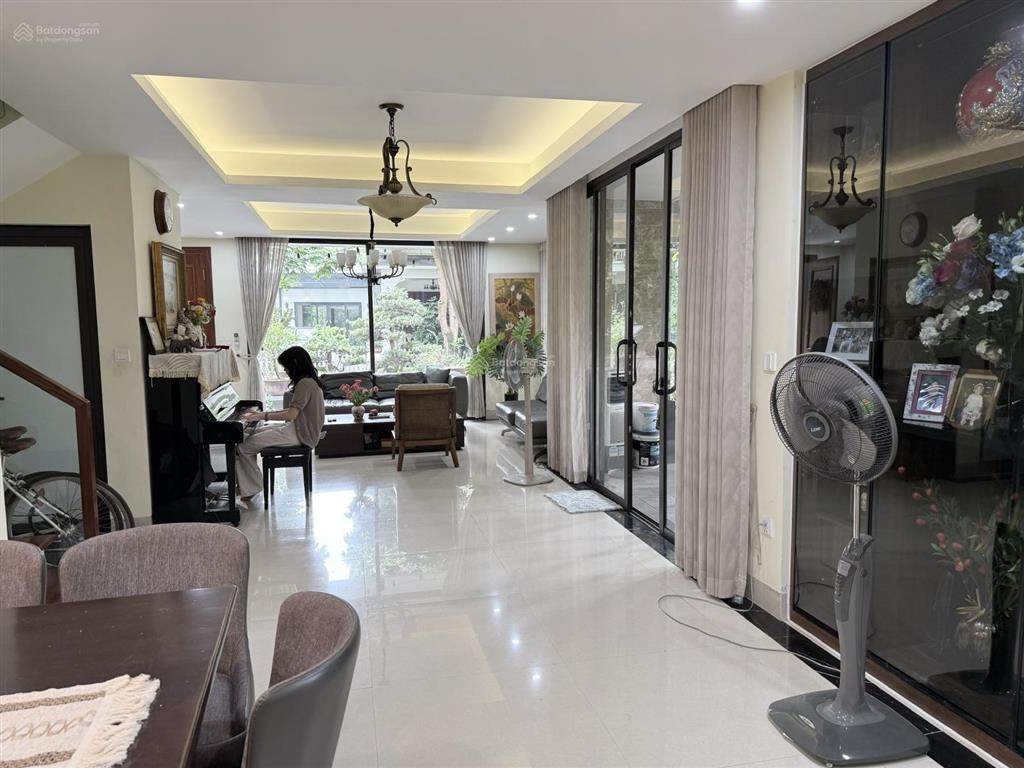 Cho thuê biệt thự song lập góc vườn tùng đầy đủ nội thất, giá thuê 35tr/th ở được luôn