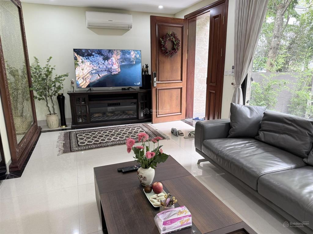 Cho thuê biệt thự song lập góc vườn tùng đầy đủ nội thất, giá thuê 35tr/th ở được luôn