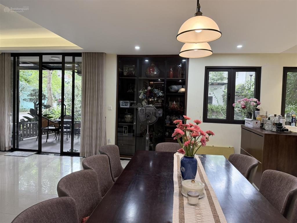 Cho thuê biệt thự song lập góc vườn tùng đầy đủ nội thất, giá thuê 35tr/th ở được luôn
