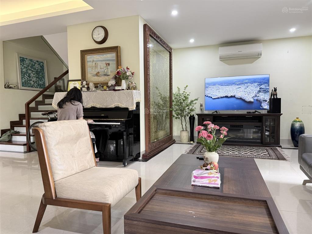 Cho thuê biệt thự song lập góc vườn tùng đầy đủ nội thất, giá thuê 35tr/th ở được luôn