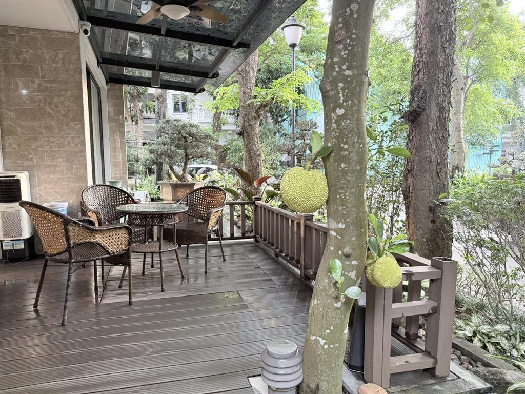 Cho thuê biệt thự song lập góc vườn tùng đầy đủ nội thất, giá thuê 35tr/th ở được luôn