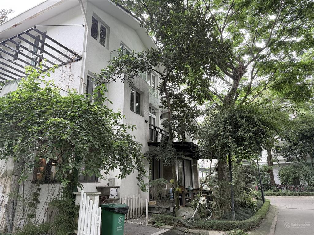 Cho thuê biệt thự song lập góc vườn tùng đầy đủ nội thất, giá thuê 35tr/th ở được luôn