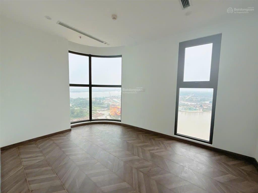 Cần tiền bán gấp căn studio the beverly 2ty35, 35m2, tầng trung view đẹp thoáng mát, full nội thất.