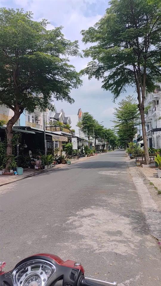Cần bán căn nhà tại kđt năm sao 3.5 tấm giá 3tỷ7 (thương lượng).  0931 112 *** ngân