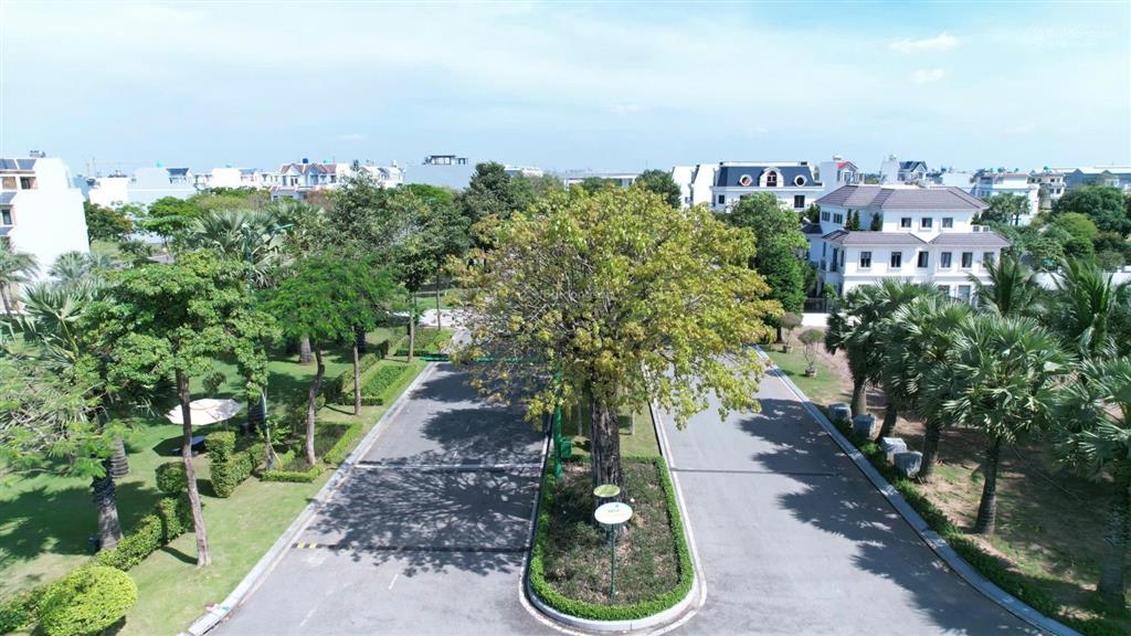 Cần bán lô góc 3 mặt tiền ngay công 2 kđt năm sao 155m2 giá 7tỷ2 (thương lượng).  0931 112 ***