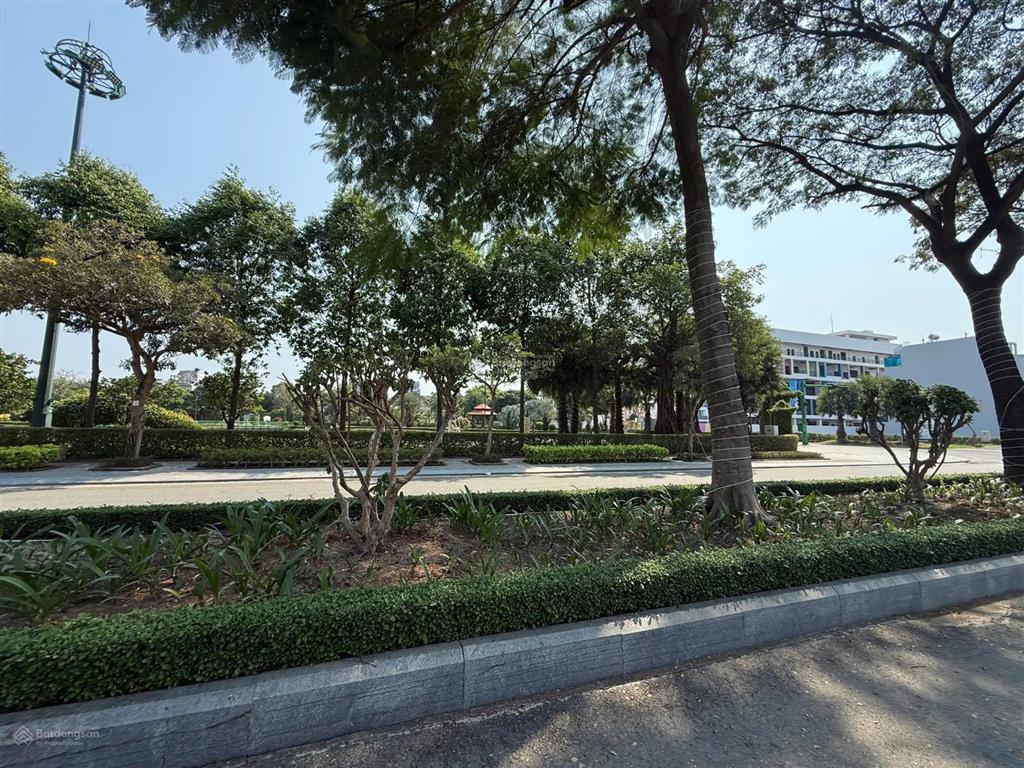 Cần bán lô góc 3 mặt tiền ngay công 2 kđt năm sao 155m2 giá 7tỷ2 (thương lượng).  0931 112 ***