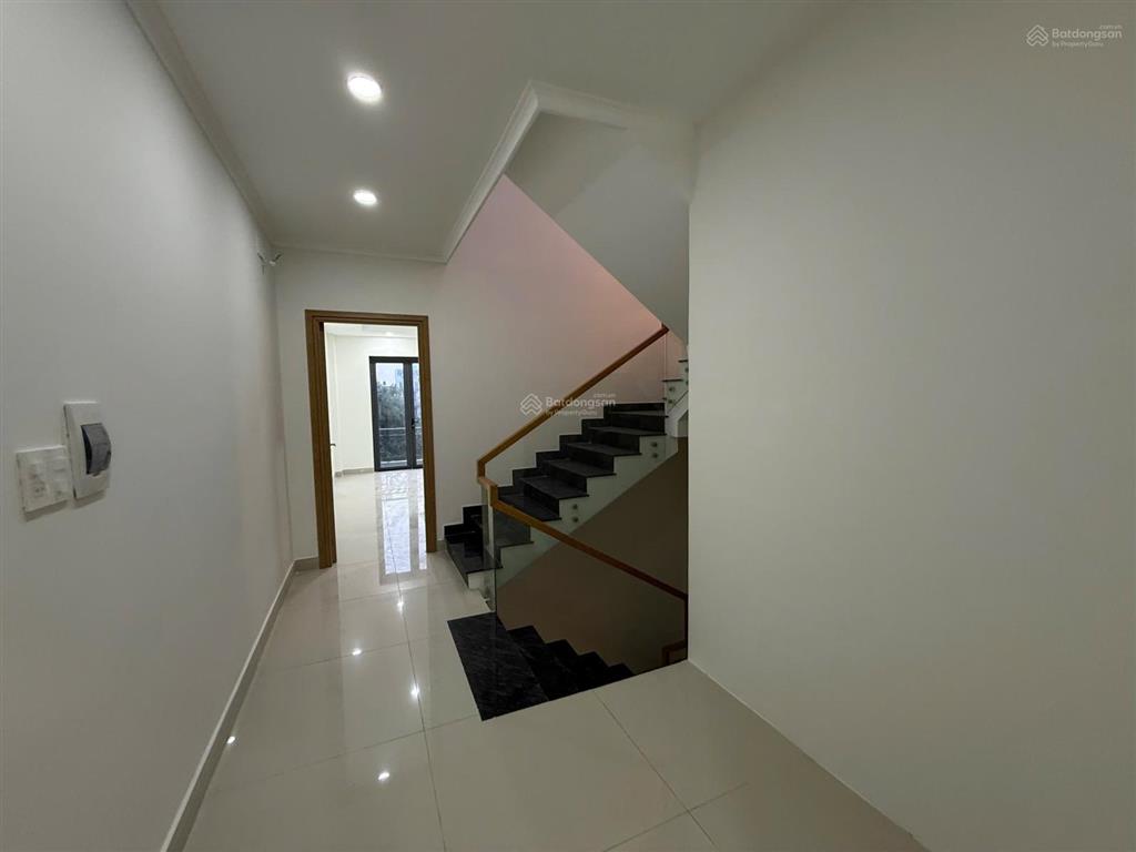 Bán gấp căn nhà kđt năm sao, 279m2 giá 4tỷ3 (thương lượng).  0931 112 *** ngân