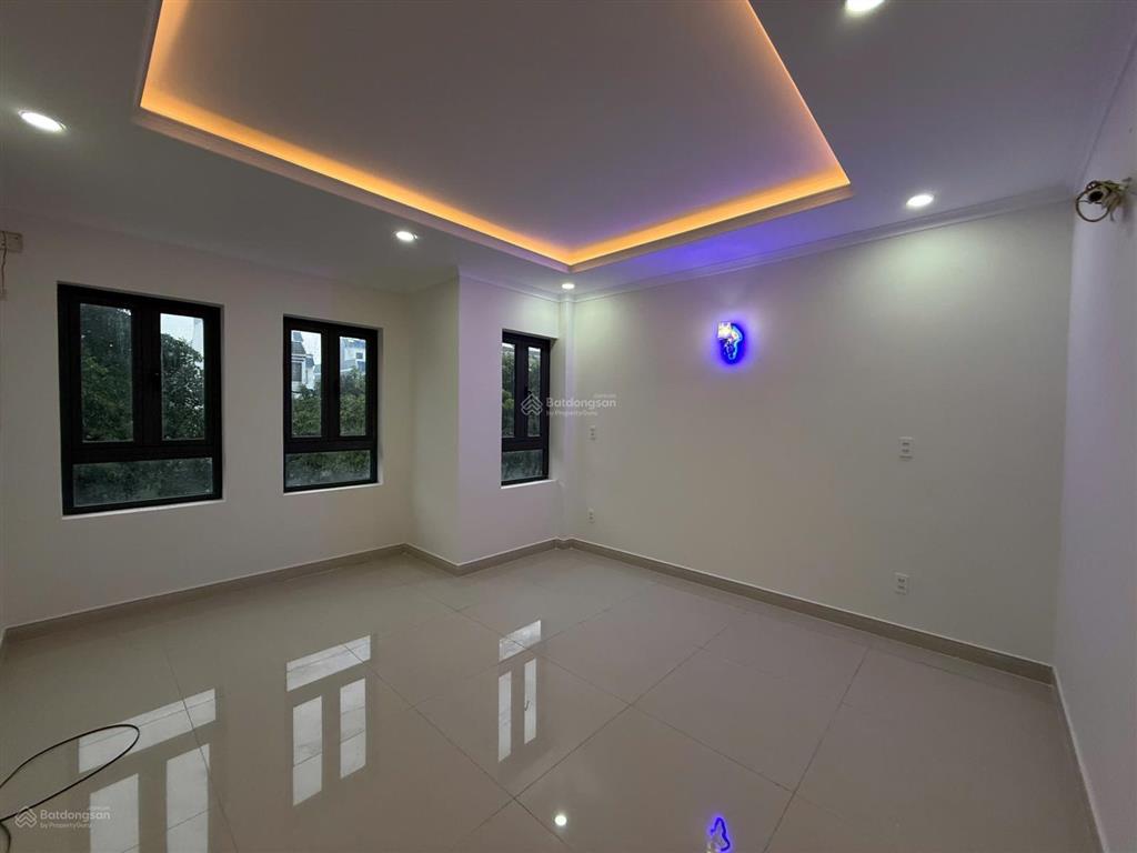 Bán gấp căn nhà kđt năm sao, 279m2 giá 4tỷ3 (thương lượng).  0931 112 *** ngân