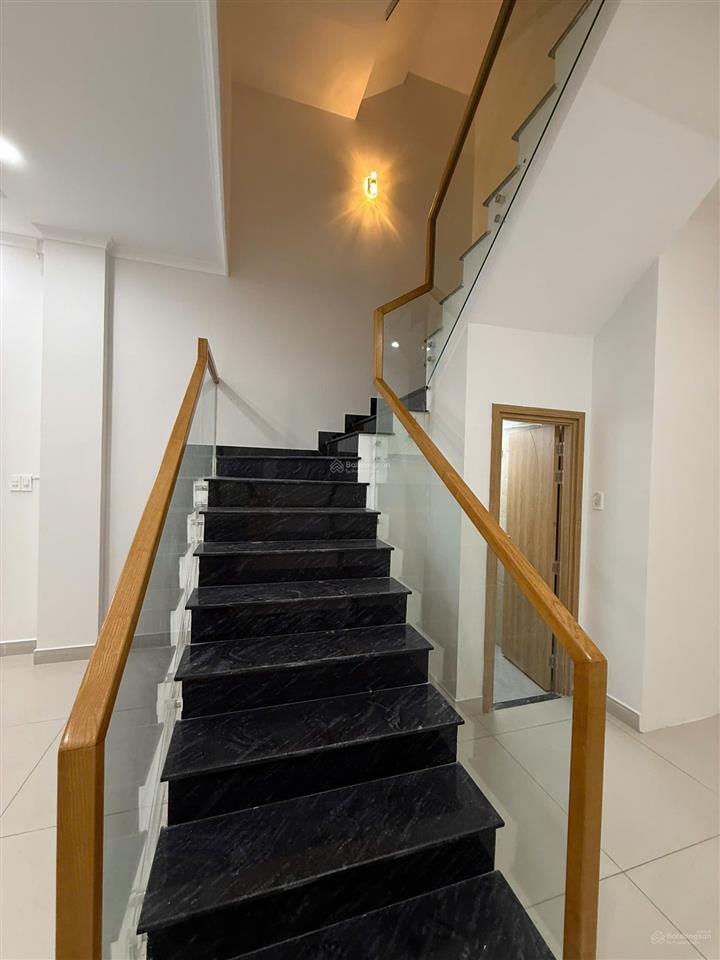 Bán gấp căn nhà kđt năm sao, 279m2 giá 4tỷ3 (thương lượng).  0931 112 *** ngân