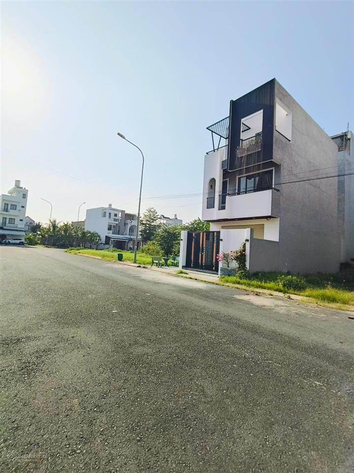 Cần bán căn nhà kđt năm sao 310 giá 5ty9 (thương lượng).  0931 112 *** ngân