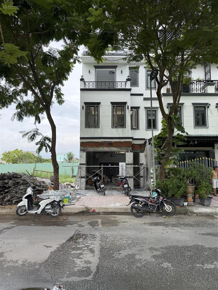 Bán nhà mới xây xong kđt năm sao 270m2 giá 5ty2 (thương lượng)  o931112822 ngân