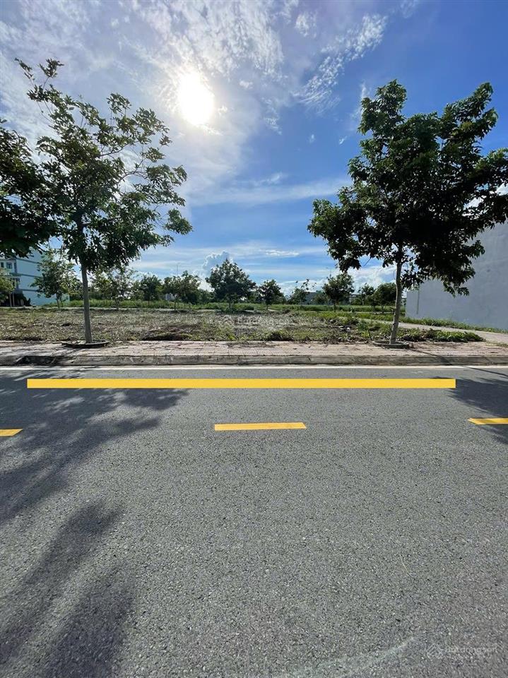 Cần bán 2 lô liền kề tai kđt thesol city. diện tích 200m2 giá 5ty1 (thương lượng).  o931112822