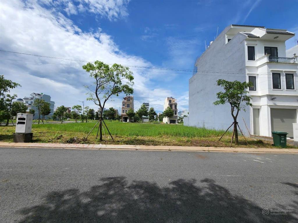 Bán lô đất đối diện cv con voi 112.5m2 giá 3 tỷ 250 triệu tại kđt năm sao.  0931 112 *** ngân