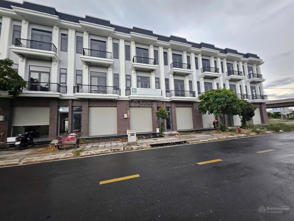Cần bán căn nhà mặt tiền 52m khu the sol city. giá 4tỷ3 (thương lượng)  0931 112 *** ngân