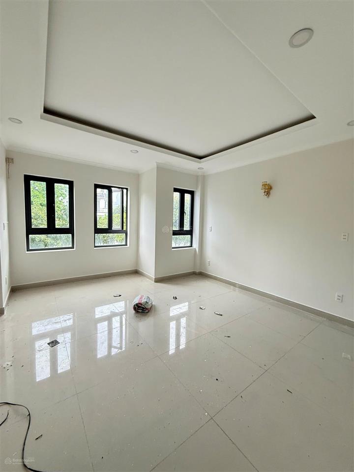 Bán nhà kđt năm sao cần giuộc, dts 279m2, giá 4,3 tỷ.  0931 112 ***
