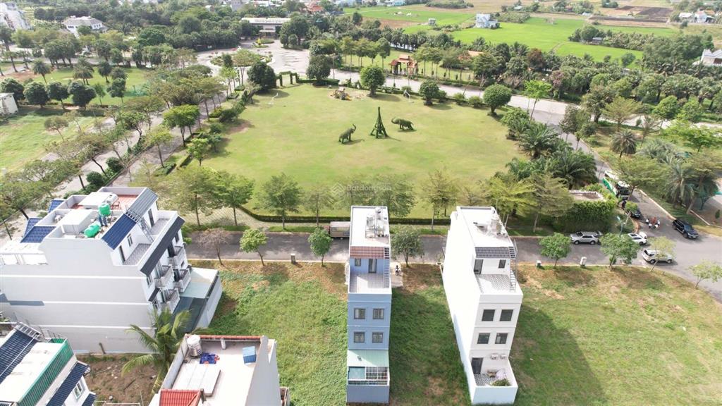 Bán nhà kđt năm sao cần giuộc, dts 279m2, giá 4,3 tỷ.  0931 112 ***