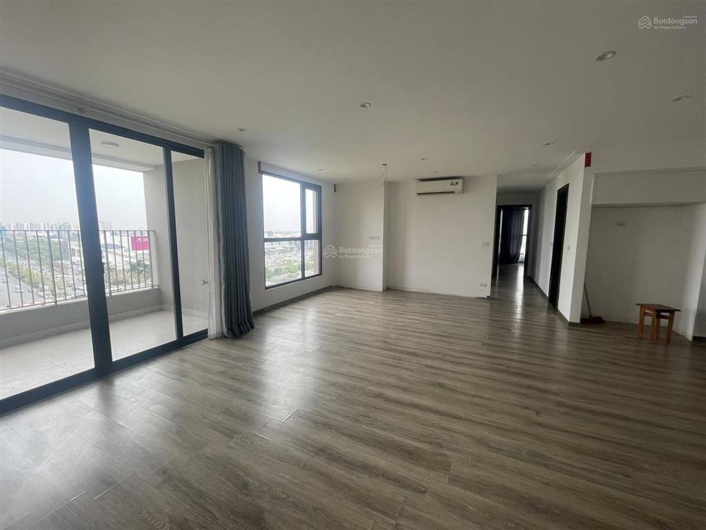 Bán căn 3 pn, diện tích 129 m2, tầng trung, view đẹp, bàn giao nhà ngay, có slot để xe ô tô