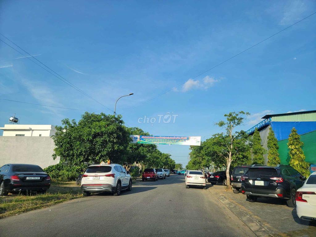 kẹt tiền bán gấp lô đất trục thông, ngay công sân bóng 5x25m chỉ 1,15