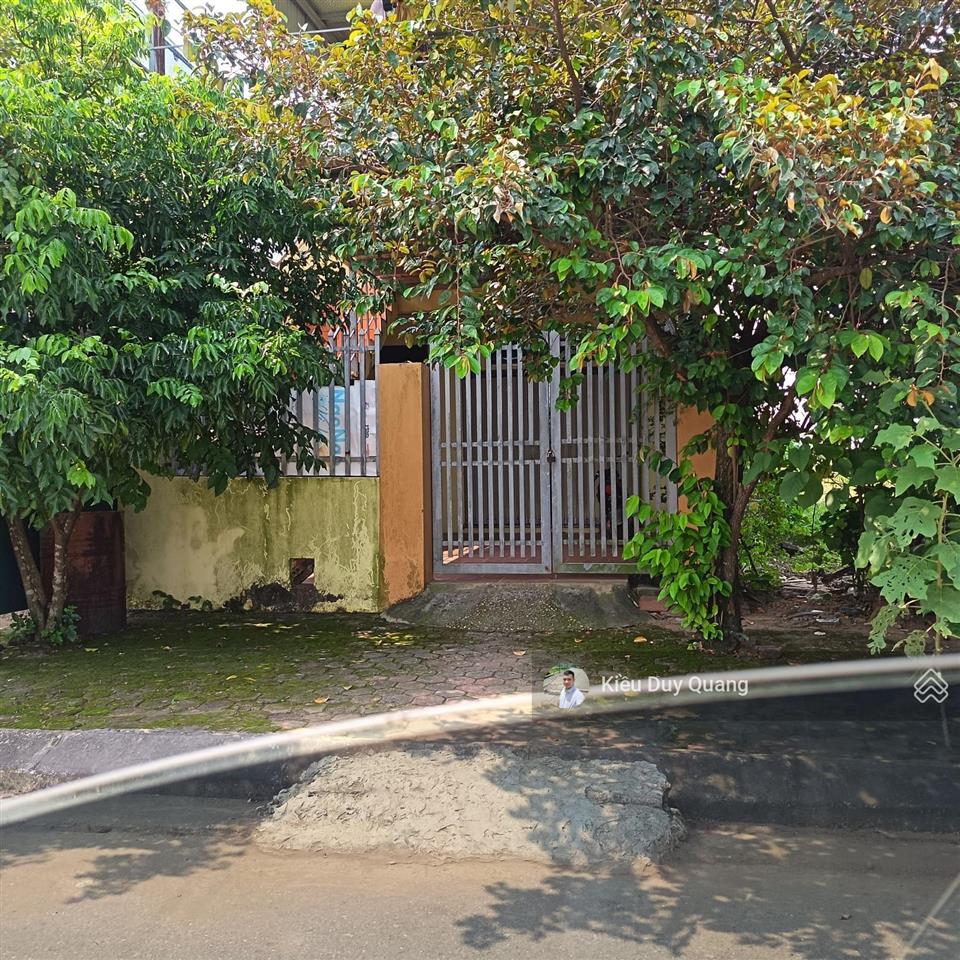 Bán gấp cắt lỗ chỉ hơn 6 tỷ lô 120m2 đất tái định cư bình yên, hòa lạc. sẵn nhà 2 tầng cũ