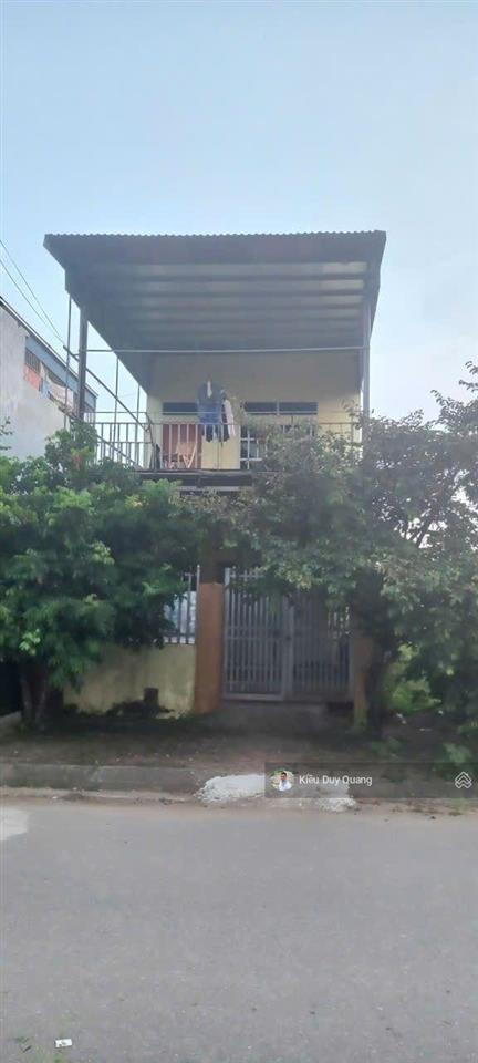 Bán gấp cắt lỗ chỉ hơn 6 tỷ lô 120m2 đất tái định cư bình yên, hòa lạc. sẵn nhà 2 tầng cũ