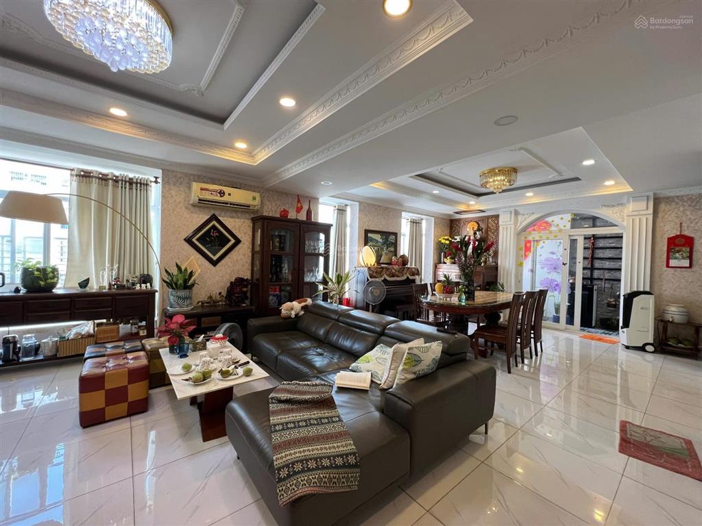 Bán gấp penthouse sky garden 3 giá tốt thị trường 11,5 tỷ, 196m2, 3pn, 3wc.  0906 710 ***