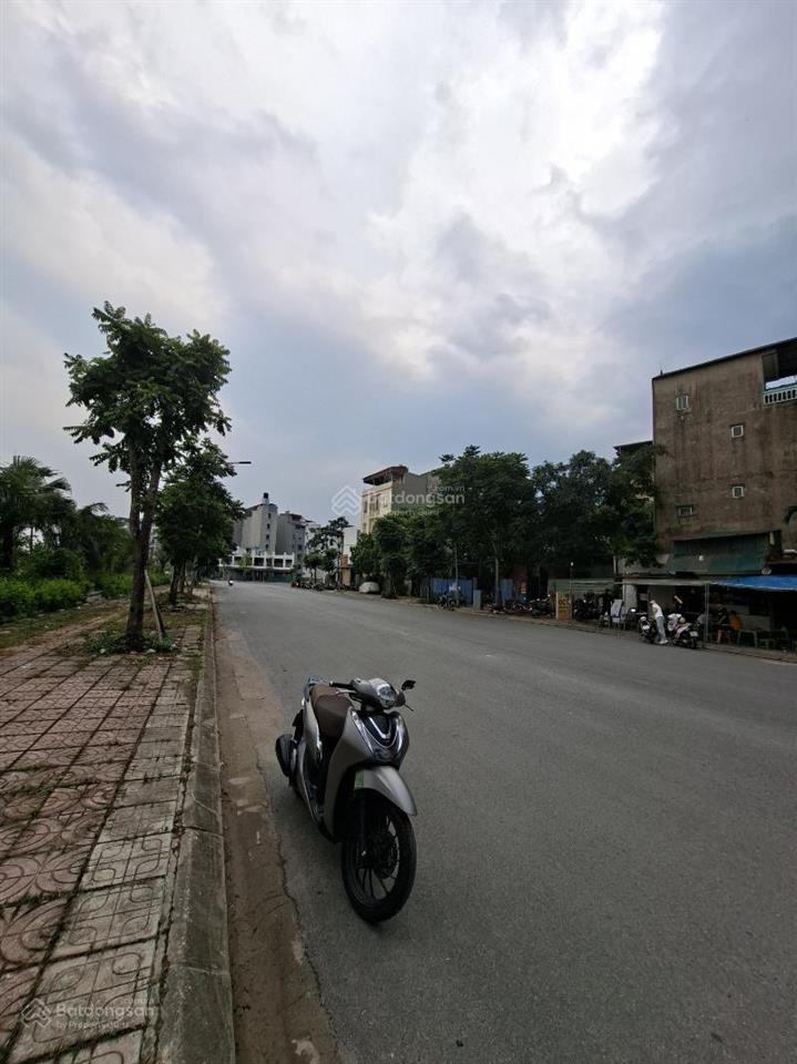 Tòa nhà ngọc thụy, 722m2. dòng tiền khủng 800tr/tháng. 2 mặt thoáng, sát công viên, trường học