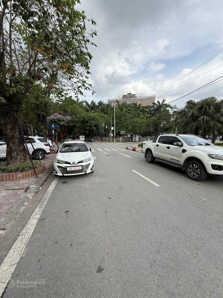 Nhà mặt phố cổ linh, đắc địa với 3 mặt tiền, vỉa hè đá bóng, kinh doanh dòng tiền đỉnh