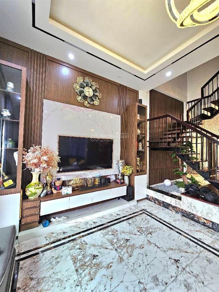 Nhà cự khối, long biên, lô góc 2 mặt tiền, vỉa hè,ô tô tránh thông,ngay sát công viên hồ điều hoà