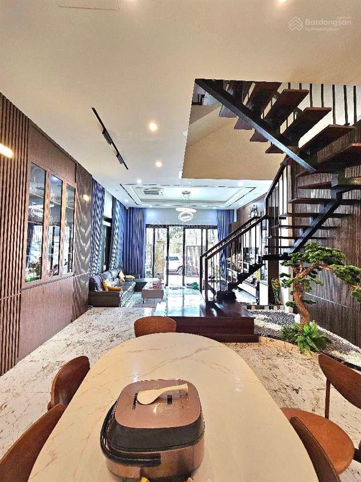 Nhà cự khối, long biên, lô góc 2 mặt tiền, vỉa hè,ô tô tránh thông,ngay sát công viên hồ điều hoà