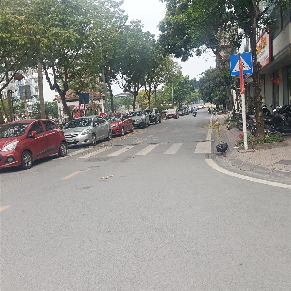 Nhà cũ phân lô phố lâm hạ, long biên, ngay hồ công viên, nhà thoáng mát, thông tứ tung