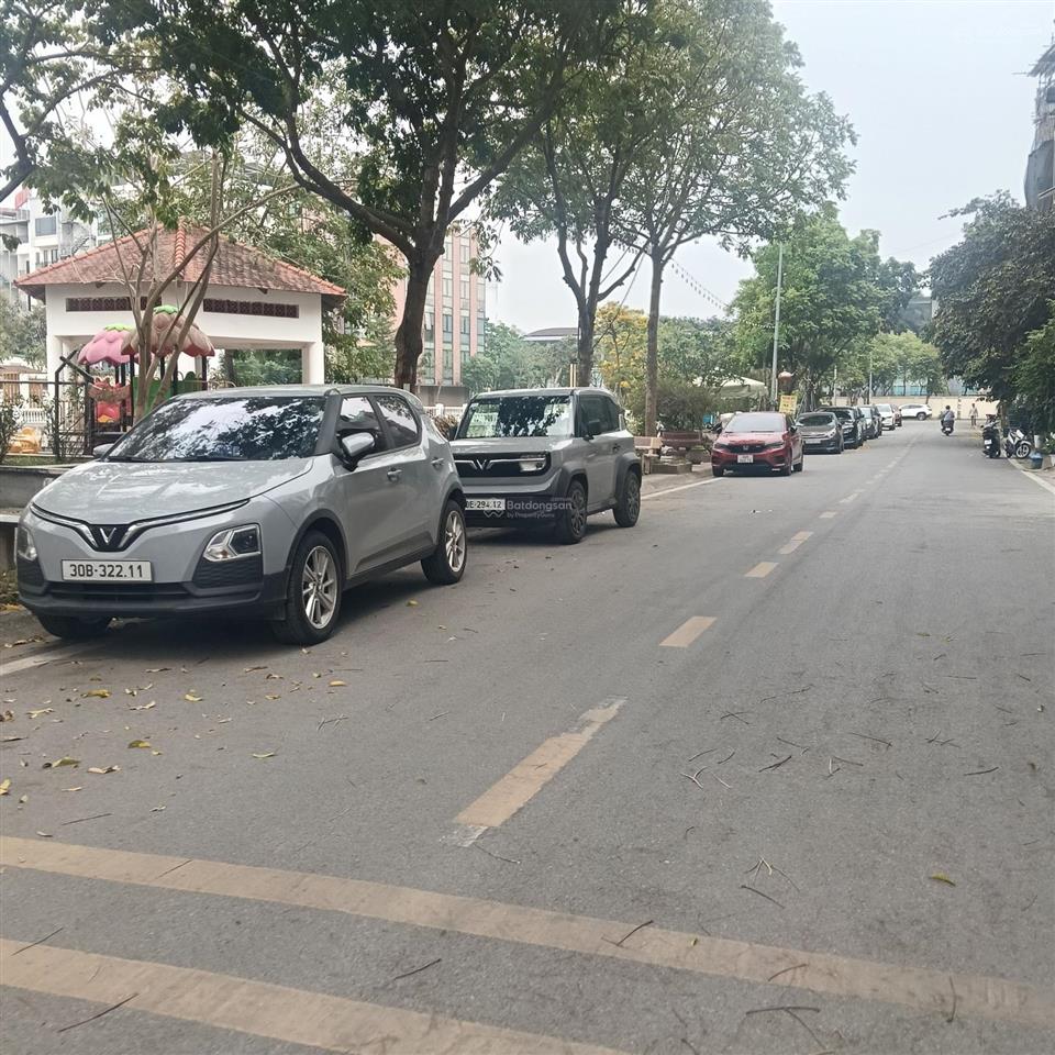 Nhà cũ phân lô phố lâm hạ, long biên, ngay hồ công viên, nhà thoáng mát, thông tứ tung