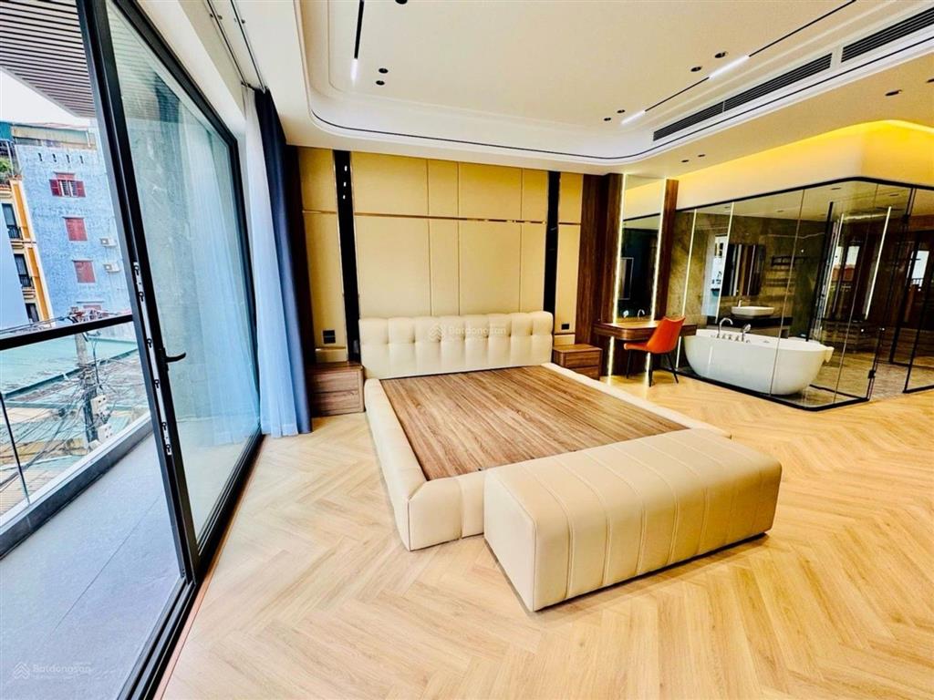 Nhà phố nguyễn sơn,long biên, giữa trung tâm,sầm uất, vỉa hè,ô tô tránh thông tứ tung, nội thất xịn