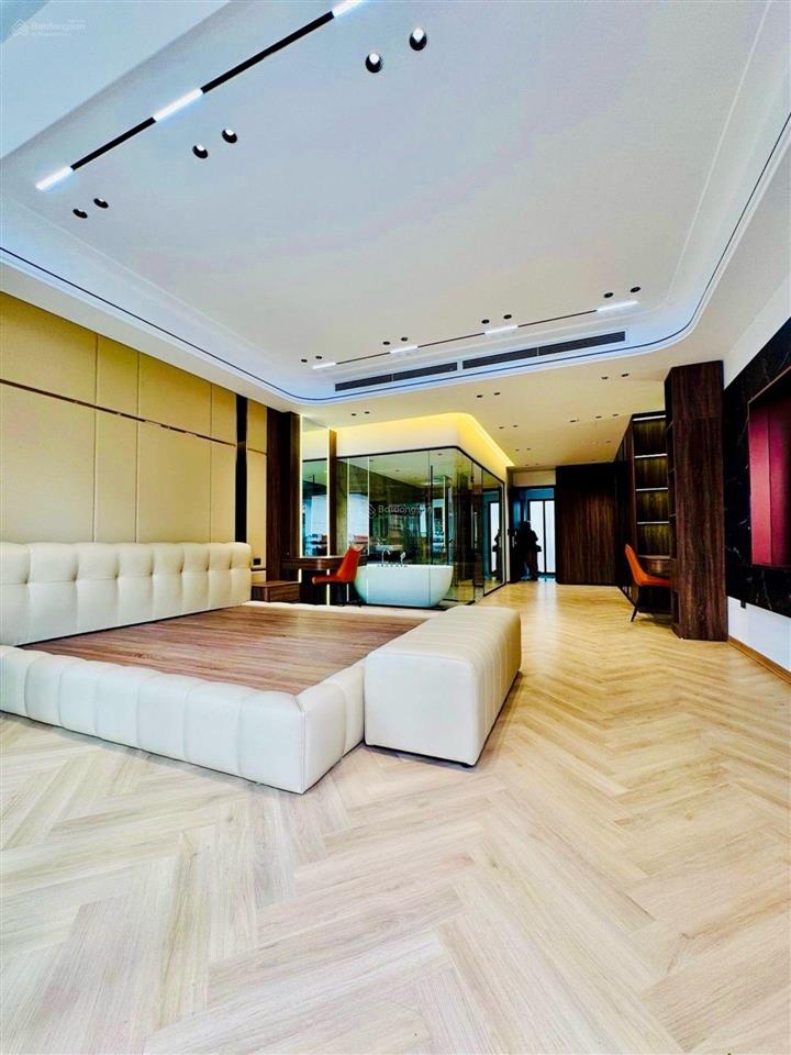 Nhà phố nguyễn sơn,long biên, giữa trung tâm,sầm uất, vỉa hè,ô tô tránh thông tứ tung, nội thất xịn