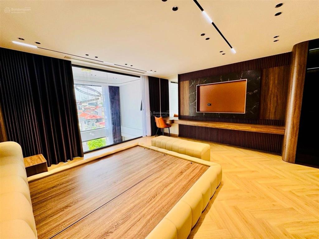 Nhà phố nguyễn sơn,long biên, giữa trung tâm,sầm uất, vỉa hè,ô tô tránh thông tứ tung, nội thất xịn