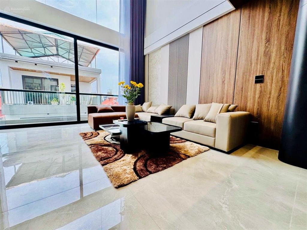 Nhà phố nguyễn sơn,long biên, giữa trung tâm,sầm uất, vỉa hè,ô tô tránh thông tứ tung, nội thất xịn