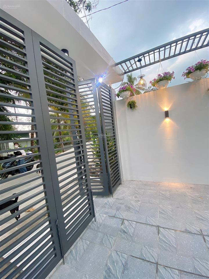 Bán nhà lầu mới hoàn thiện nhà có 4 p ngủ sân đậu được oto 7 chỗ nhà nhánh đ huỳnh thị nở