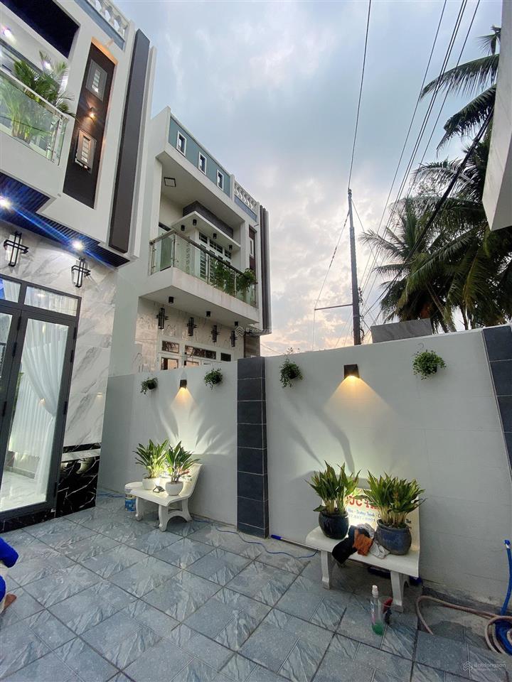 Bán nhà lầu mới hoàn thiện nhà có 4 p ngủ sân đậu được oto 7 chỗ nhà nhánh đ huỳnh thị nở