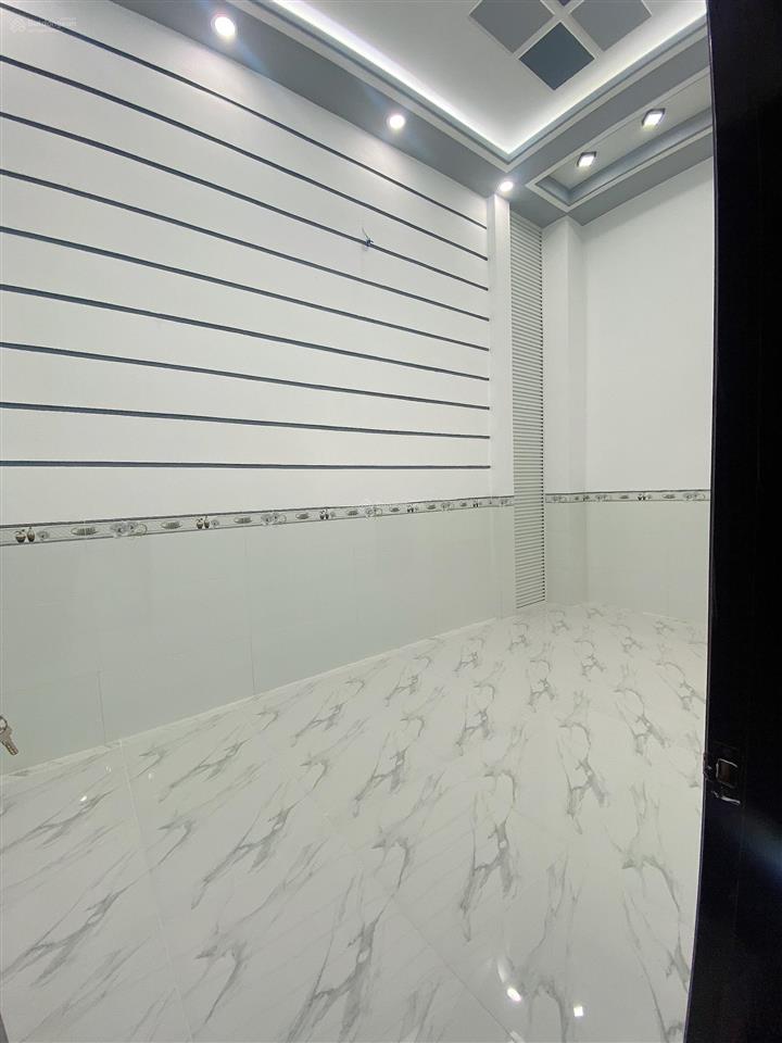 Bán nhà lầu mới hoàn thiện nhà có 4 p ngủ sân đậu được oto 7 chỗ nhà nhánh đ huỳnh thị nở