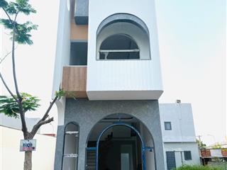 Nhà phố 1 lầu thiết kế phong cách hiện đại có 3 phòng ngủ ngay kdc phú an gần chợ 586 p hưng phú