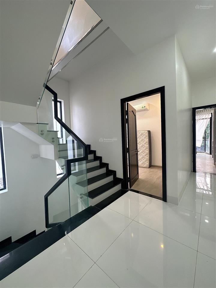 Nhà 1 trệt 2 lầu kiên cố có sân thượng mặt tiền kinh doanh đường d13 trục chính kdc hồng loan
