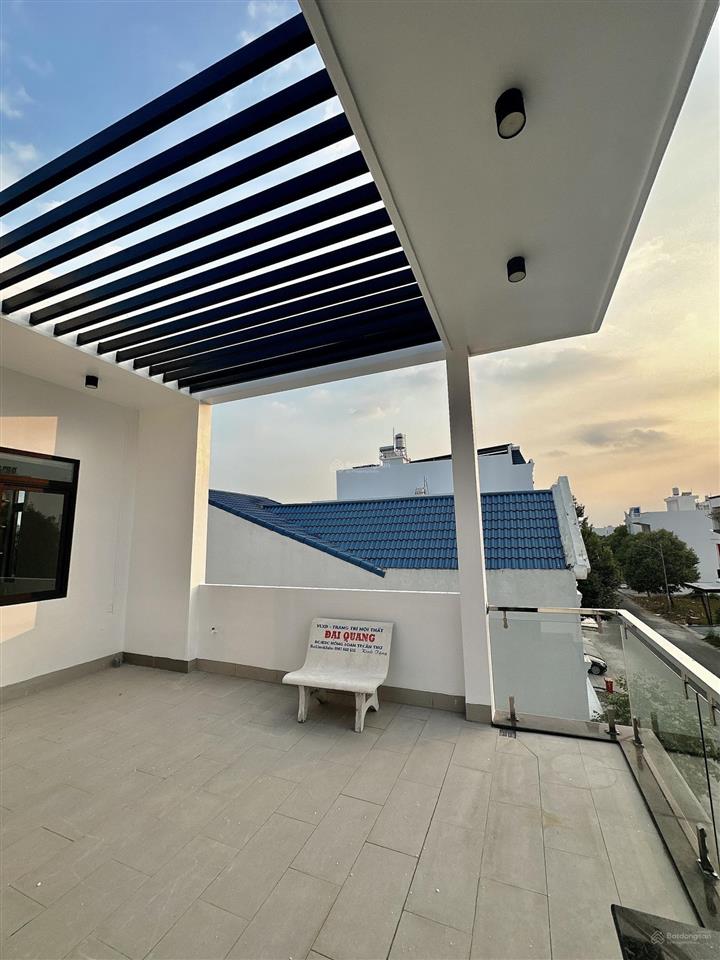 Nhà 1 trệt 2 lầu kiên cố có sân thượng mặt tiền kinh doanh đường d13 trục chính kdc hồng loan
