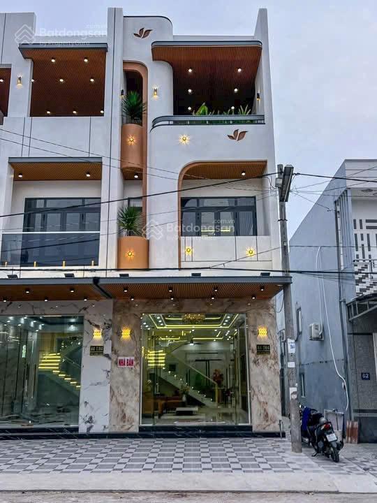 Nhà 1 trệt 2 lầu mới hoàn thiện hiện đại đường d14 kdc hồng loan 6a gần bệnh viện đh nam cần thơ