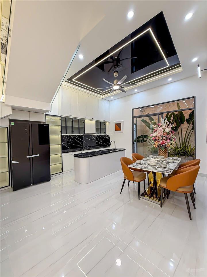 Nhà 1 trệt 2 lầu mới hoàn thiện hiện đại đường d14 kdc hồng loan 6a gần bệnh viện đh nam cần thơ