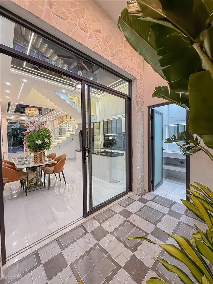 Nhà 1 trệt 2 lầu mới hoàn thiện hiện đại đường d14 kdc hồng loan 6a gần bệnh viện đh nam cần thơ