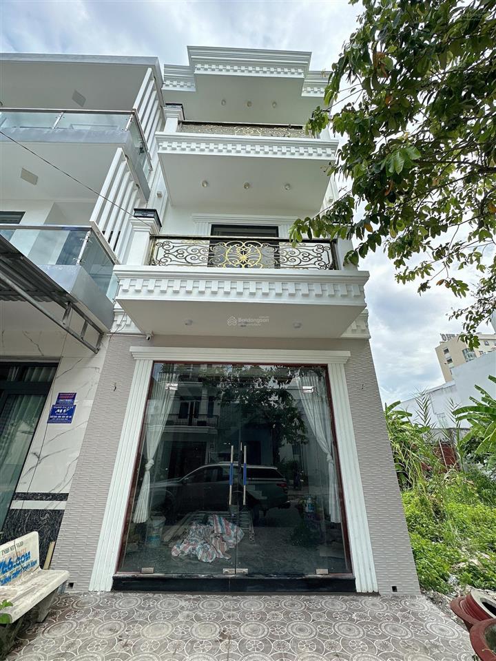Nhà 1 trệt 2 lầu cổ điển, ngay đường d6 kdc hồng loan, cách ql1a 300m gần bv đại học nam cần thơ