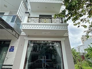 Nhà 1 trệt 2 lầu cổ điển, ngay đường d6 kdc hồng loan, cách ql1a 300m gần bv đại học nam cần thơ