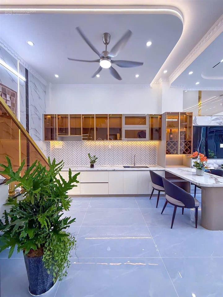 Nhà lầu mới đẹp  kế khu ẩm thực bờ hồ bún sáng  gần trường đại học y dược tp  đh cần thơ.