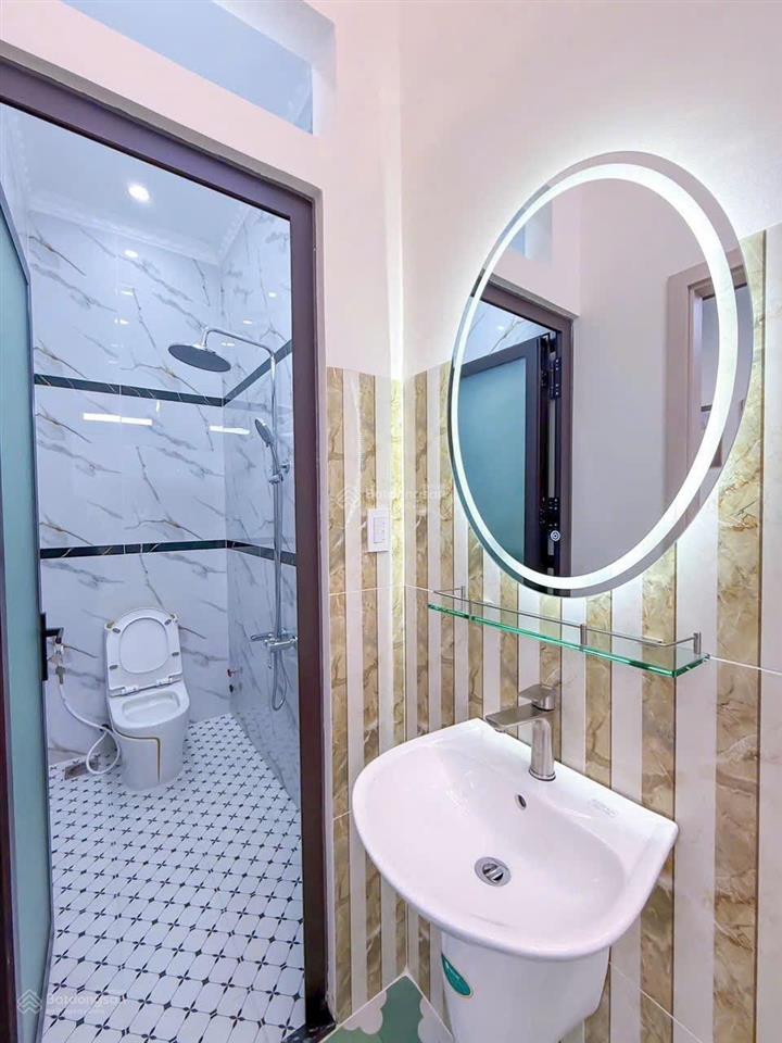 Nhà lầu mới đẹp  kế khu ẩm thực bờ hồ bún sáng  gần trường đại học y dược tp  đh cần thơ.