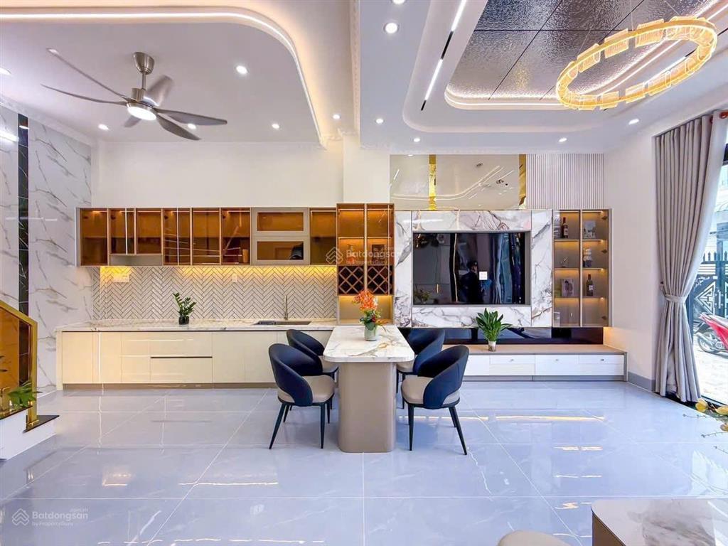 Nhà lầu mới đẹp  kế khu ẩm thực bờ hồ bún sáng  gần trường đại học y dược tp  đh cần thơ.